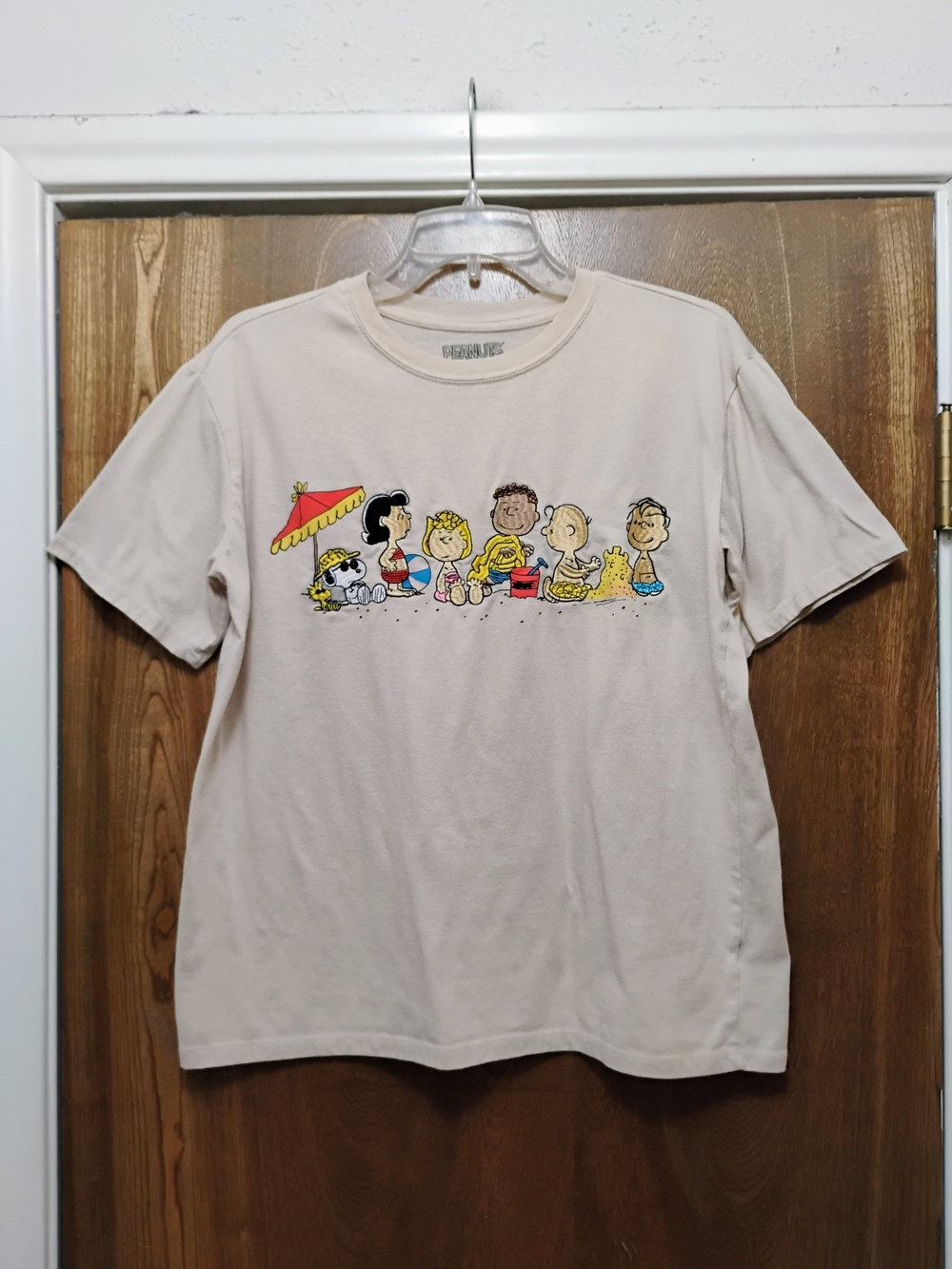 Peanuts Snoopy And Friends Embroidered Beach Scene Cream T-shirt. Size Large